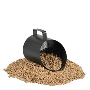 Pelle à granulés pelle pellet DIXNEUF noire 2 kg avec poignet et pellets dedans et autour sur fond blanc